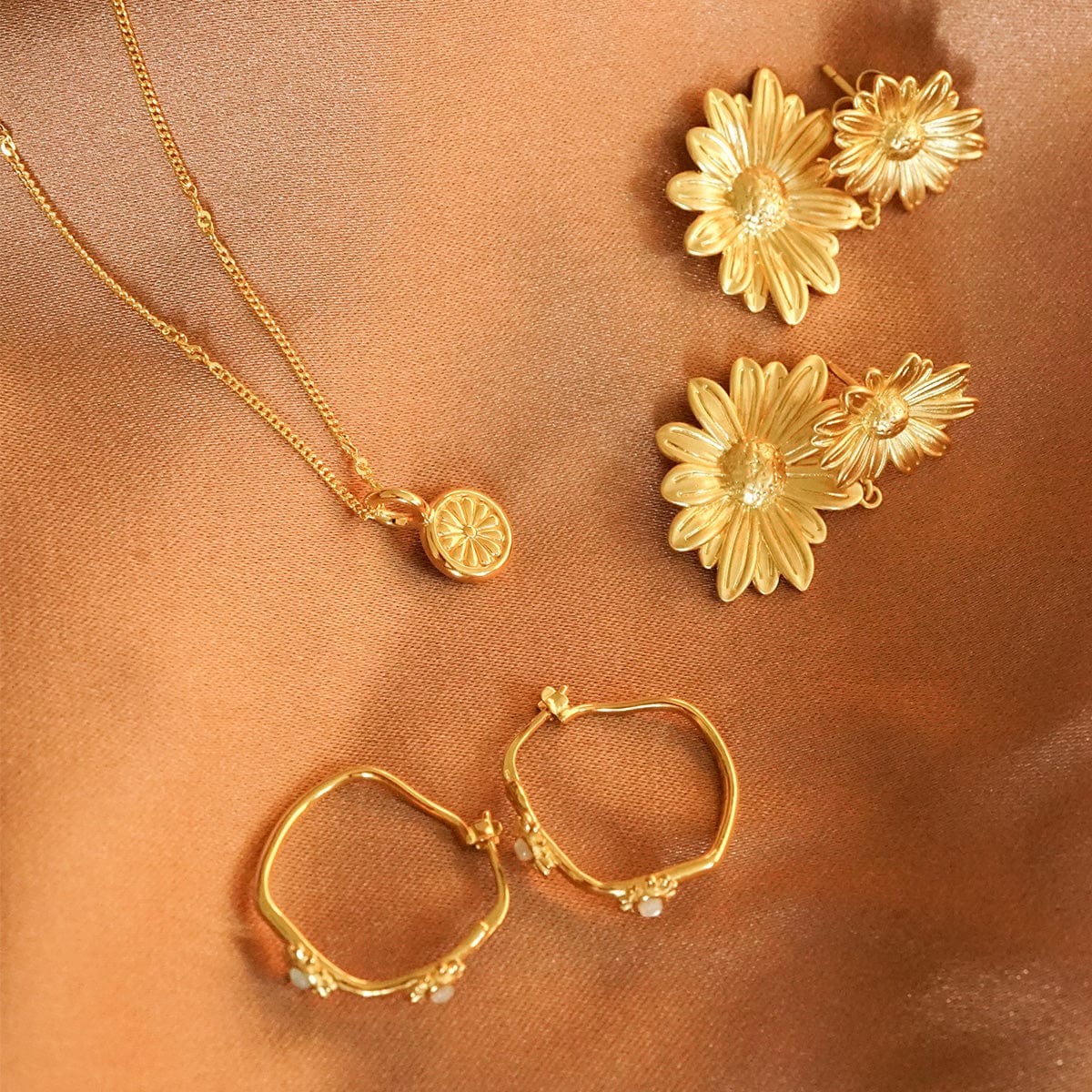 Daisy Bloom Mini Pendant Necklace 18ct Gold Plate